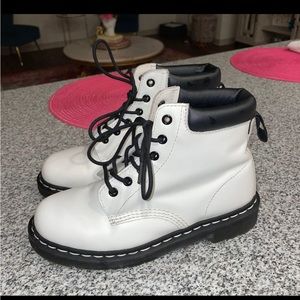Great condition black and white docs!!